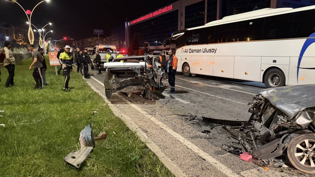 Yozgat'ta 4 aracın karıştığı zincirleme kaza: 1'i ağır 7 yaralı