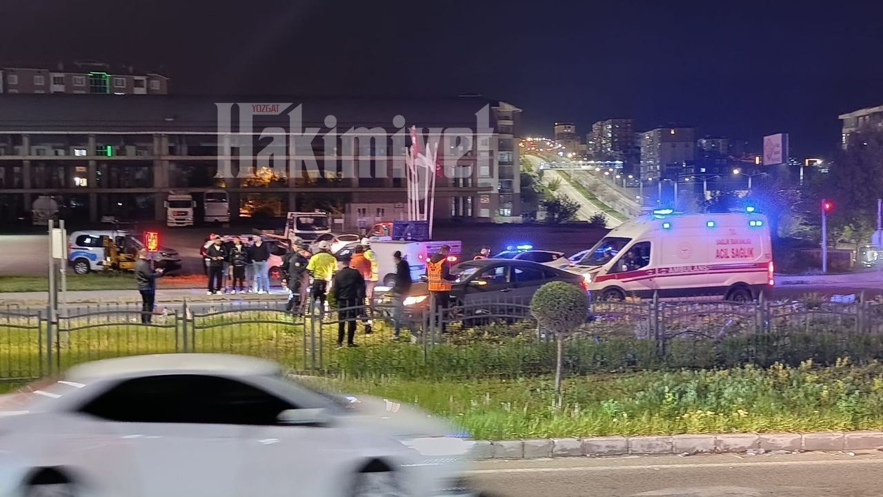Yozgat’ta Son Dakika Kaza! Sanayi Kavşağında Araç Refüje Çarptı