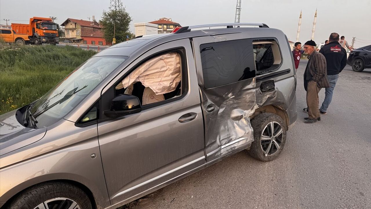 Aksaray’da 3 aracın çarpıştığı trafik kazasında 4 yaralı