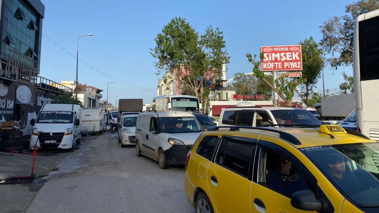 Antalya-Serik yolunu kilitleyen kaza! Araç kuyruğu kilometrelerce uzadı