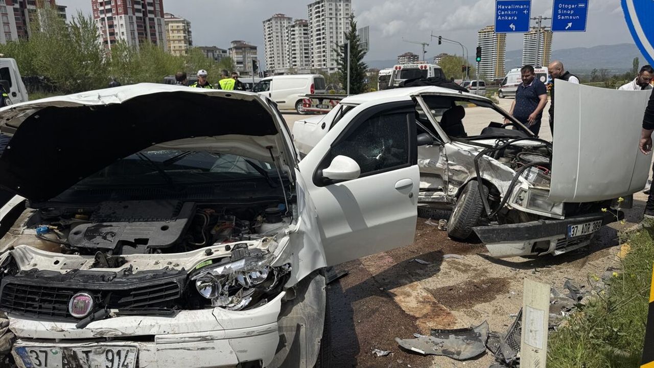 Kastamonu’da iki arabanın çarpıştığı trafik kazasında 8 yaralı