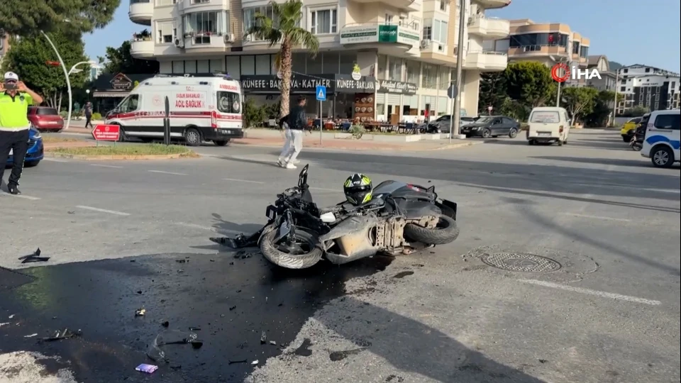 Uğur Mumcu Caddesi'nde ağır yaralanmalı trafik kazası