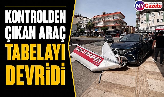 Antalya Manavgat'ta direksiyon hakimiyetini kaybetti, tabelaya çarptı
