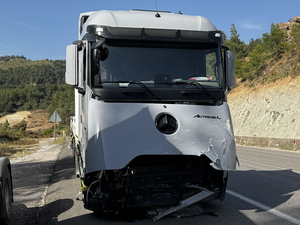 Antalya'da Trafik Kazası: 2 Ölü