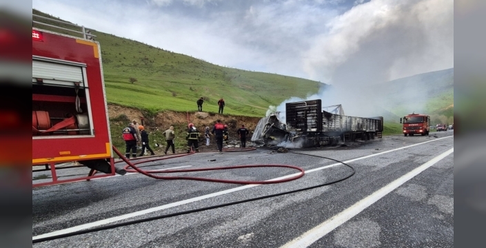Bitlis'te yürek yakan kaza: İki tır çarpıştı, alevler içinden canlar yitip gitti