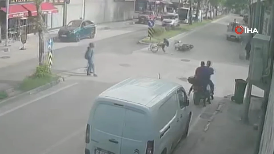 Bursa Osmangazi'de bisiklet ile motosikletin çarpıştığı kaza kamerada