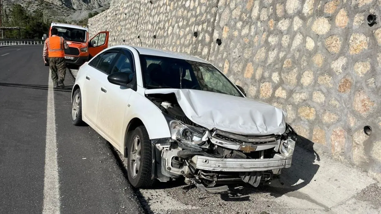 Erkenek geçidinde kaza: Araç duvara tosladı!