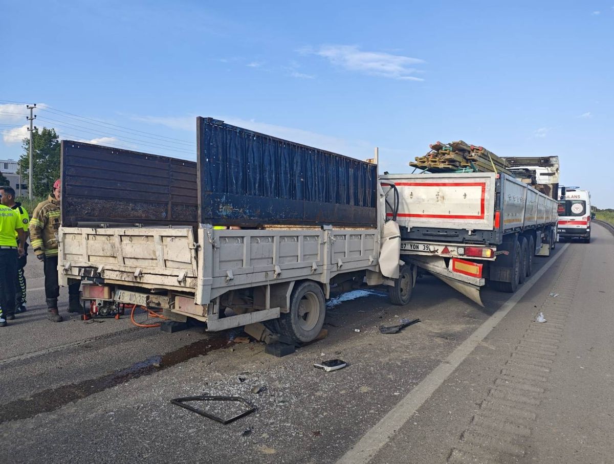 Karacabey'de Trafik Kazası: Baba Öldü, Kardeş Yaralı