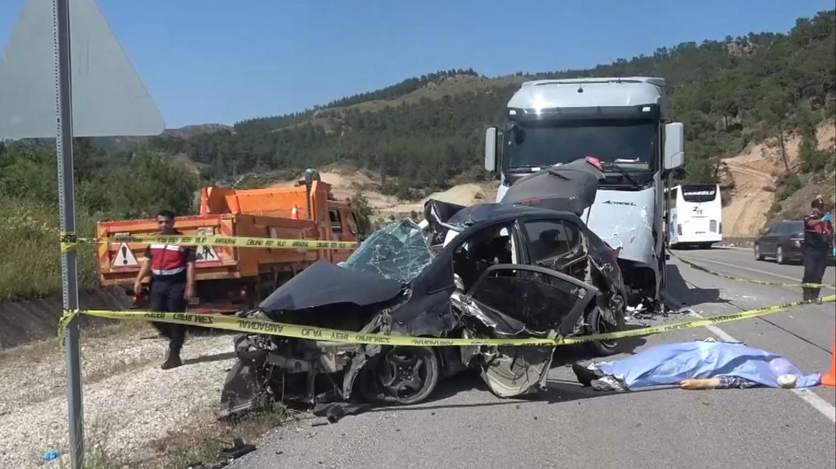Mersin'de feci kaza: Otomobildeki çift hayatını kaybetti