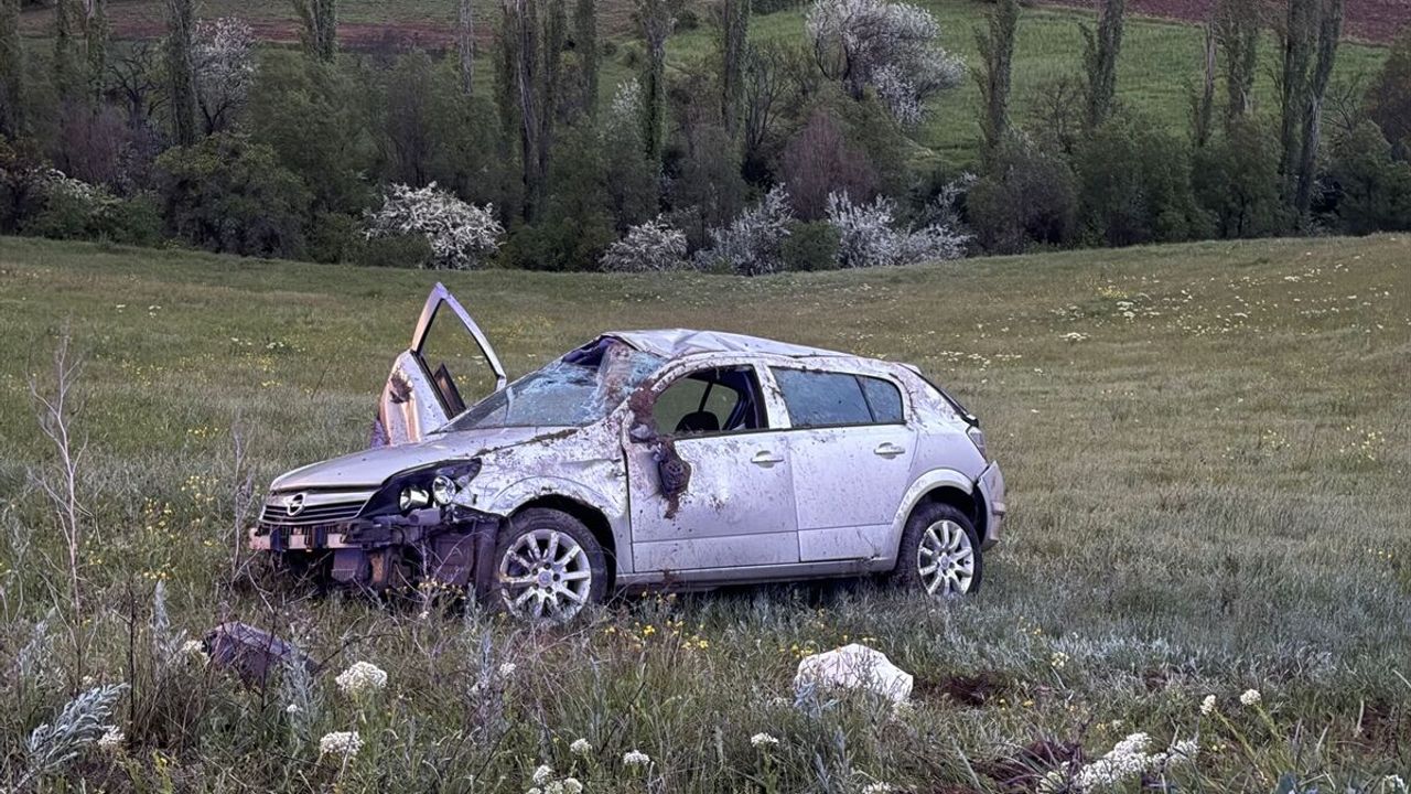 Sivas D-100’de otomobil şarampole devrildi: 2 kişi yaralandı