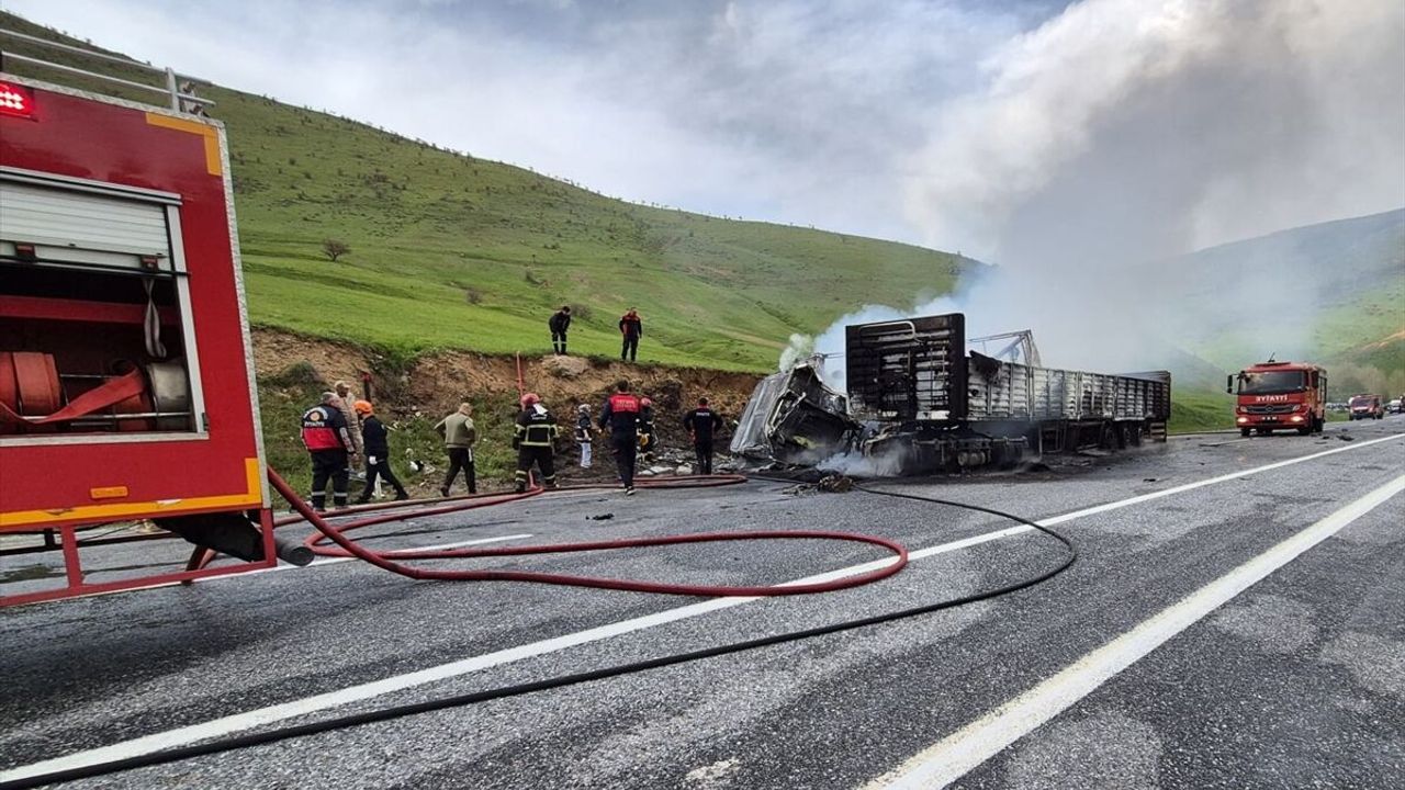 SON DAKİKA: Bitlis Tatvan’daki trafik kazasında çarpışan iki tırın sürücüleri öldü