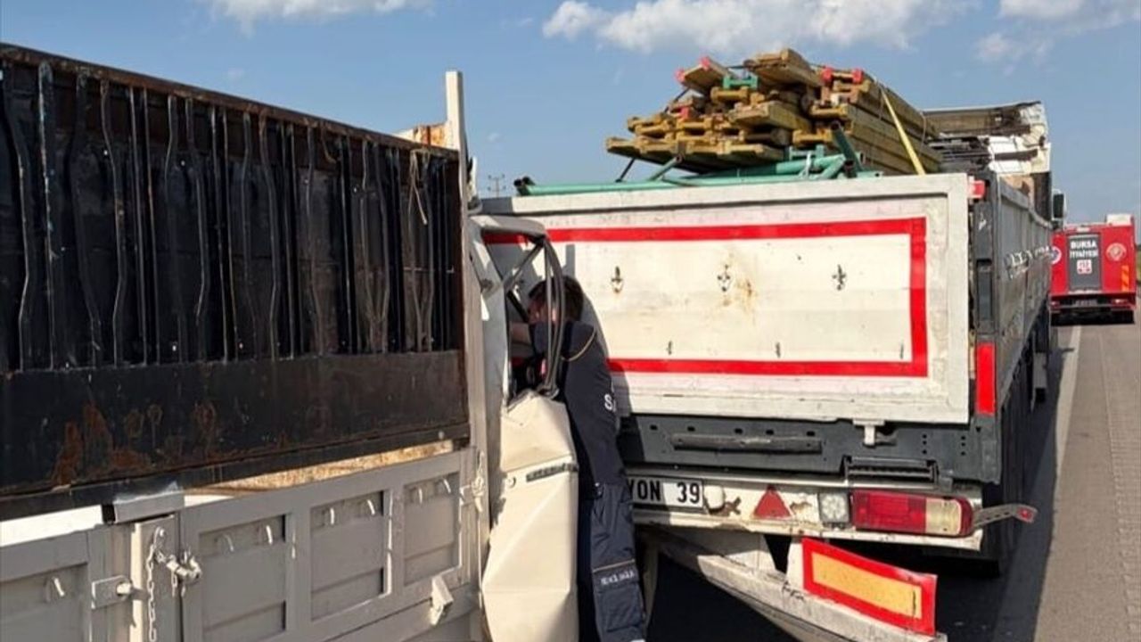 SON DAKİKA: Bursa-Karacabey yolunda kamyonet çekiciye çarptı, 1 ölü 1 yaralı