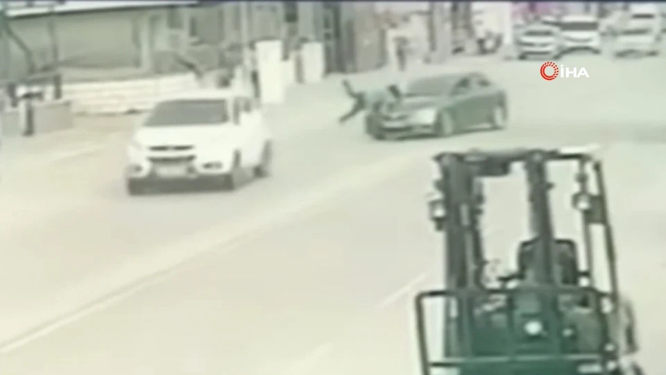 Atatürk Caddesi'nde yaşanan trafik kazası güvenlik kamerasına yansıdı