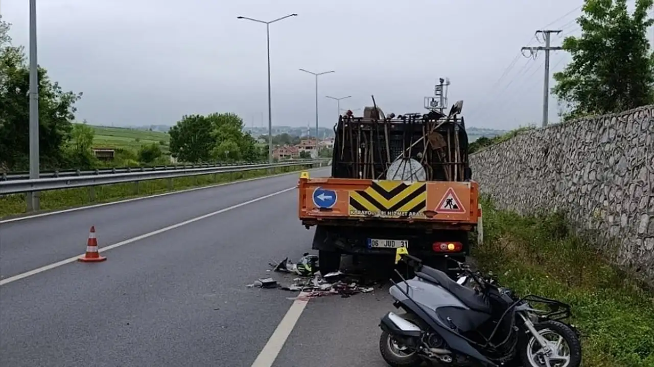 Feci kazada motosiklet sürücüsü genç Karayolları aracına çarparak can verdi