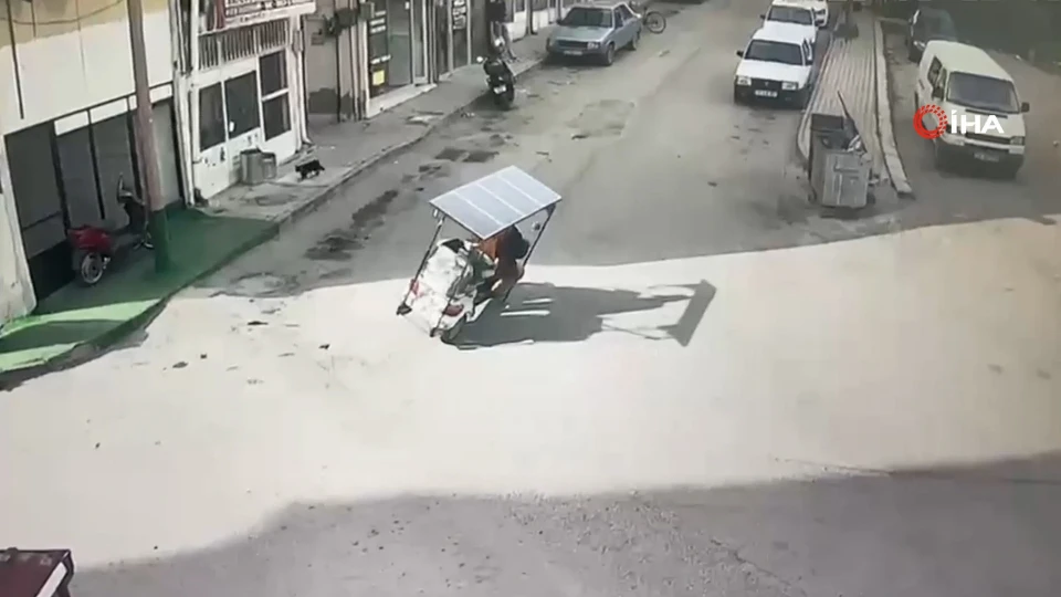 Güvenlik kamerasına yansıyan kaza: Karaman'da yaralanan yaşlı adama gençten yardım eli