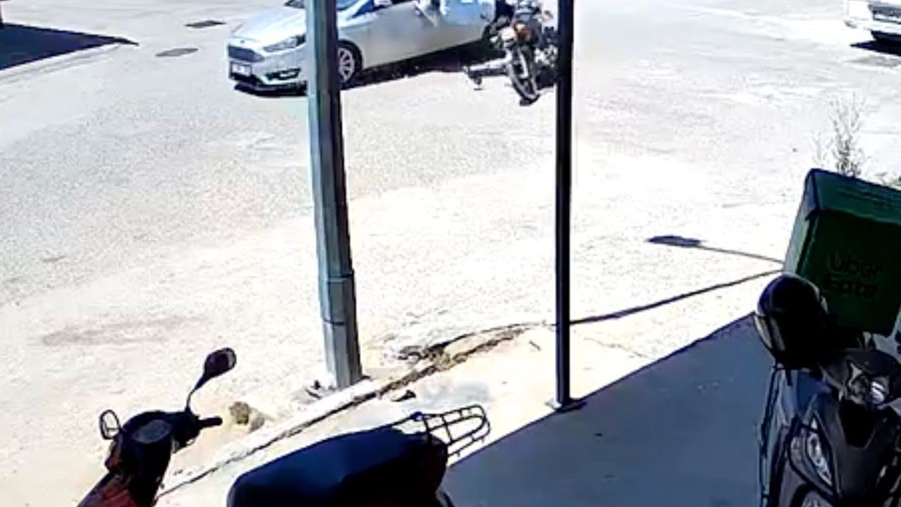 Kavşakta kaza anı kamerada