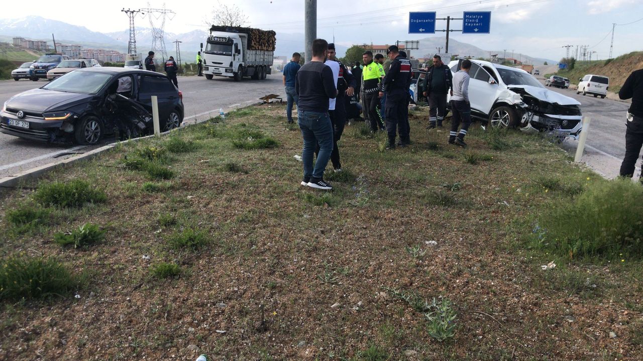 Malatya Doğanşehir’de iki otomobilin çarpıştığı trafik kazasında 3 yaralı