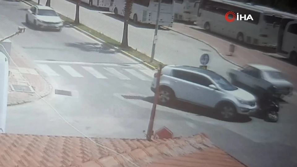 Manavgat'ta kameraya yansıyan trafik kazasında bir kişi hastaneye kaldırıldı