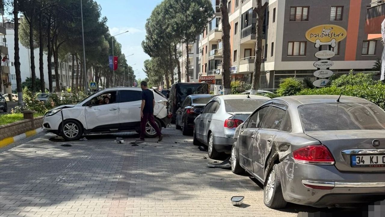 Nazilli’de otomobil yayaya ve park halindeki araçlara çarptı: 1 kişi ağır yaralı