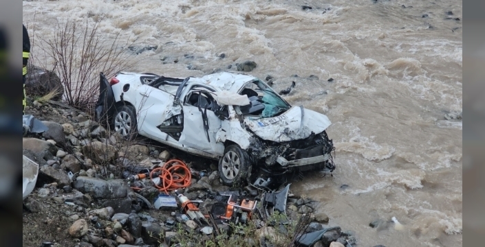Erzincan'da feci kaza: 2 kişi hayatını kaybetti, 1 kişi ağır yaralı