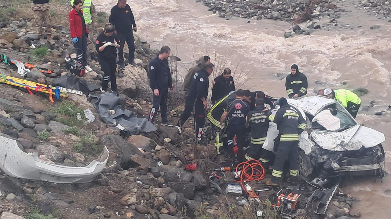Feci kaza: Otomobil dereye yuvarlandı, 2 ölü