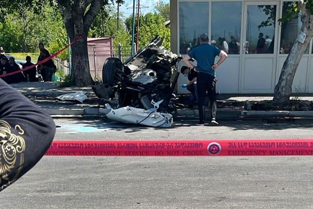 Gürcistan'ın doğusunda bulunan Gardabani kentinde ağaca çarpan otomobilin hurdaya döndüğü kazada 20 yaşın altındaki 7 kişi hayatını kaybetti. Feci kaza çevredeki güvenlik kameralarına yansıdı.