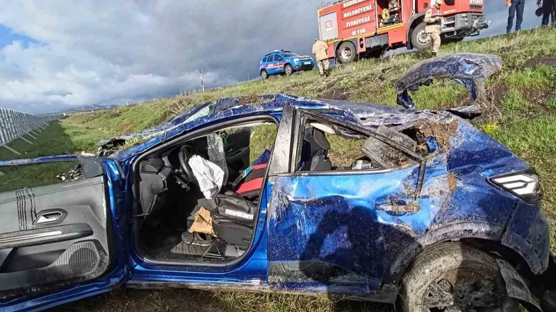 Kars’ta 3 kardeşin bulunduğu otomobil şarampole yuvarlandı: 1 ölü 2 yaralı