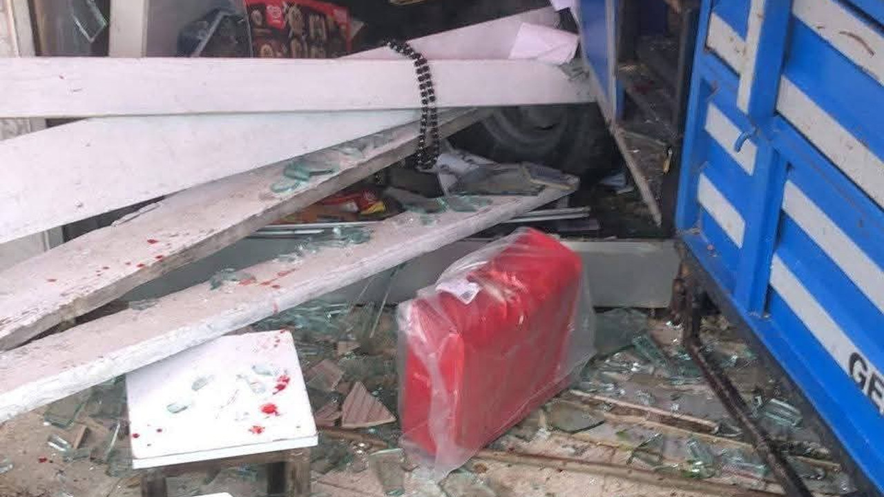Kontrolden çıkan patpat iş yerine daldı: 1 yaralı