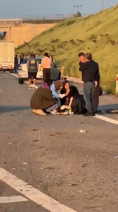 Otobüs Bariyerlere Çarptı, Muavin Kopan Kapıdan Dışarıya Fırlayarak Yaralandı