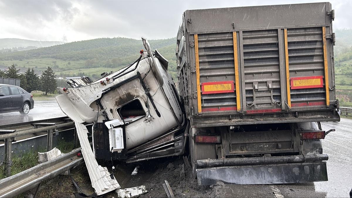 Samsun'da feci kaza: Seyir halindeki tırlar çarpıştı