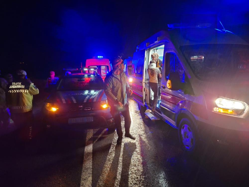Şarampole Yuvarlanan Araçta 8 Kişi Yaralandı
