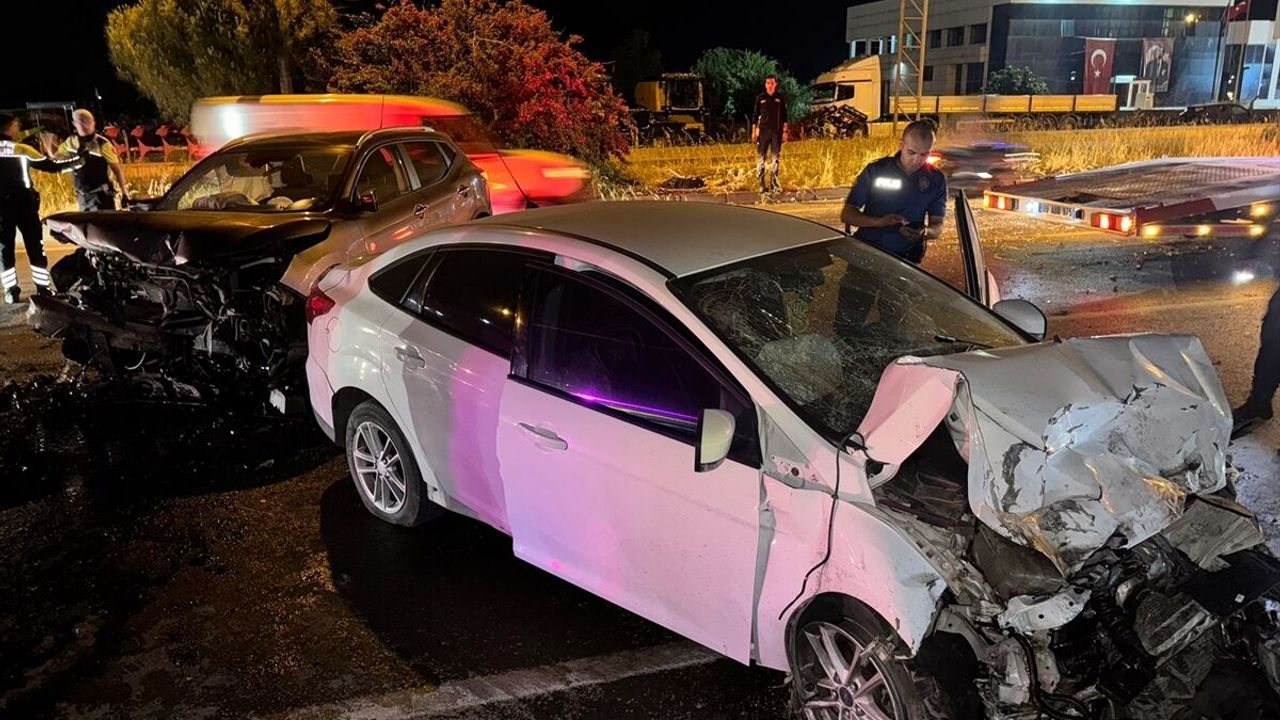 Söke’de iki otomobil kafa kafaya çarpıştı: 2 sürücü yaralandı