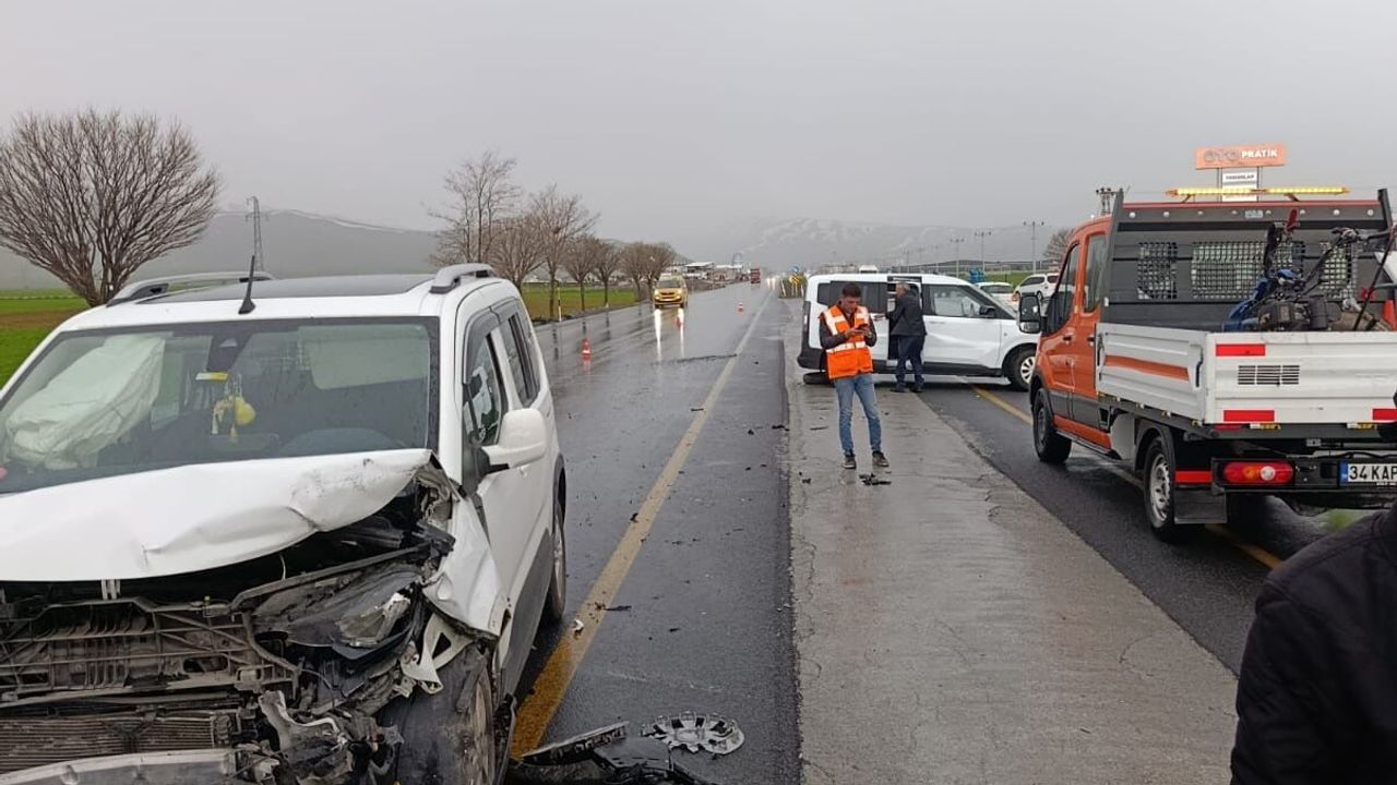 Tatvan’da iki araç çarpıştı : Maddi hasarlı kaza