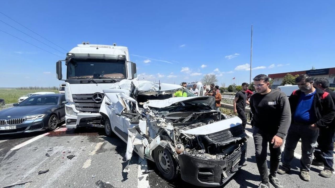 Zincirleme kaza! Ticari araç iki tırın arasında kaldı...