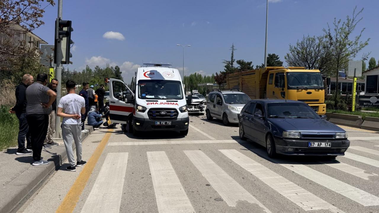 Ankara'da 3 araçlık zincirleme kaza!