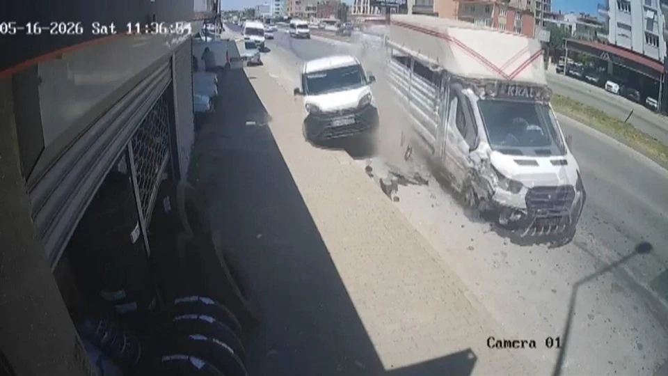 Antalya Serik kaza: Lastiği patlayan kamyonet araca çarptı