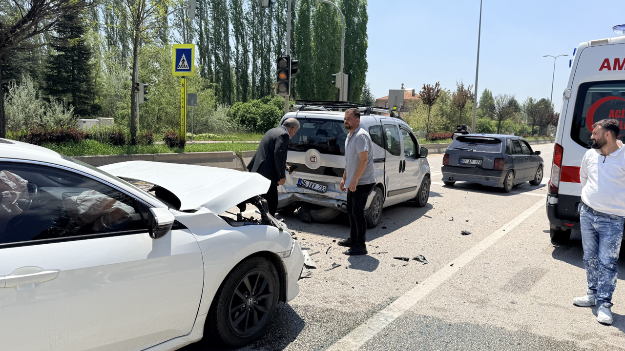 Çubuk'ta üç aracın karıştığı trafik kazasında 3 kişi yaralandı