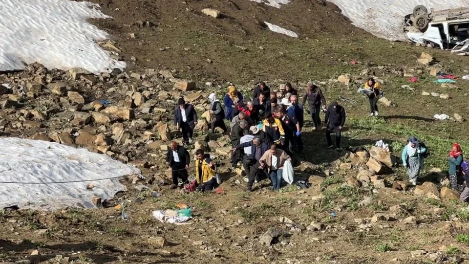 Hakkari Yüksekova'da trafik kazası: Minibüs uçuruma yuvarlandı