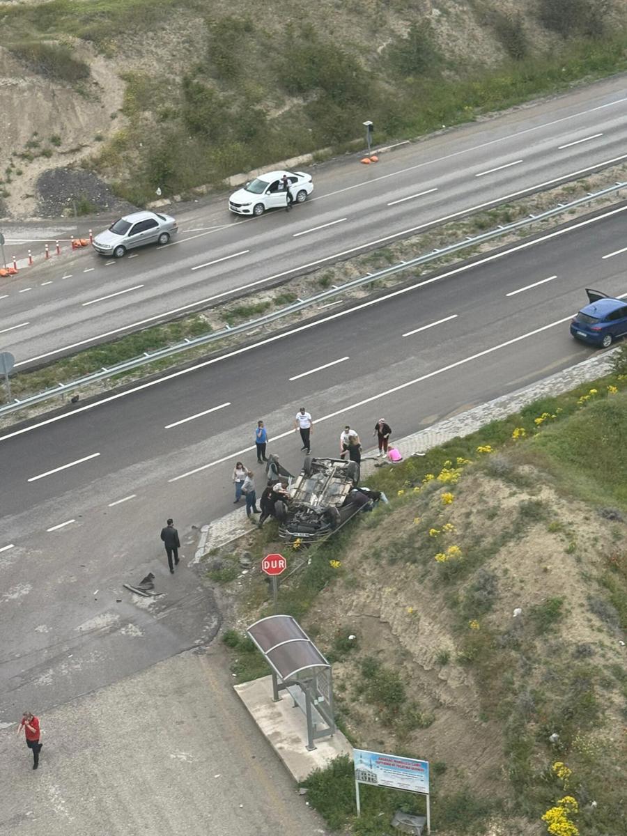 Ankara'da kontrolden çıkan araç takla attı. Yaralılar var