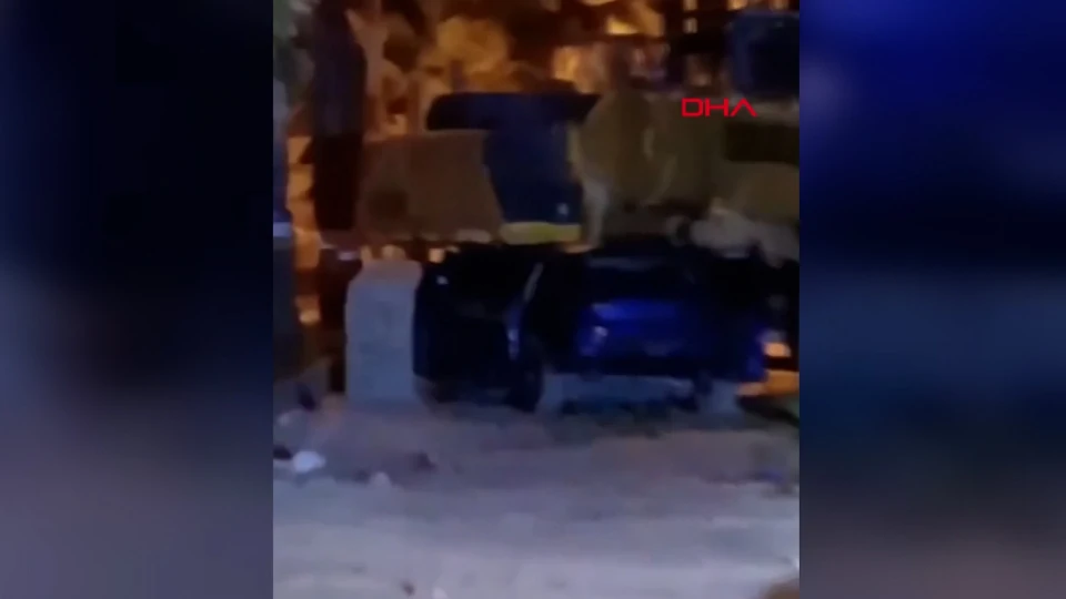 Hatay Defne ağır hasarlı bina yıkımında trafik kazası