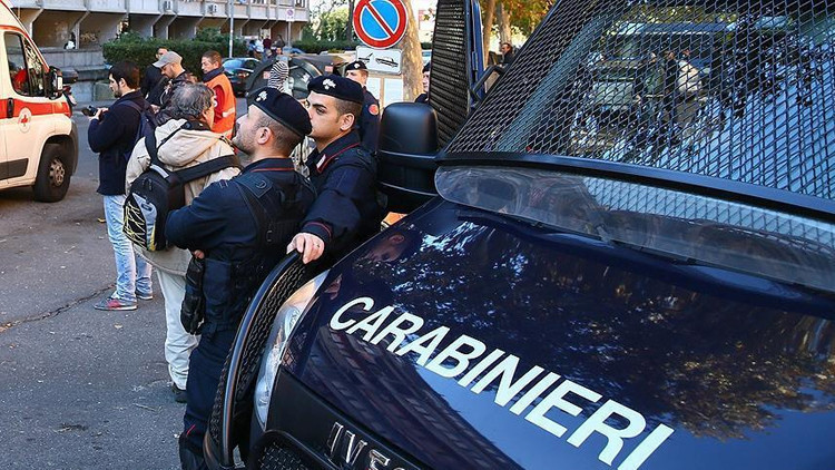 İtalya'da otomobil yayaların arasına daldı: Çok sayıda yaralı var