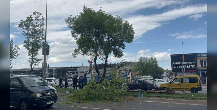 Kayseri'de yürekleri ağızlara getiren kaza: Kamyon devrildi, 1 yaralı