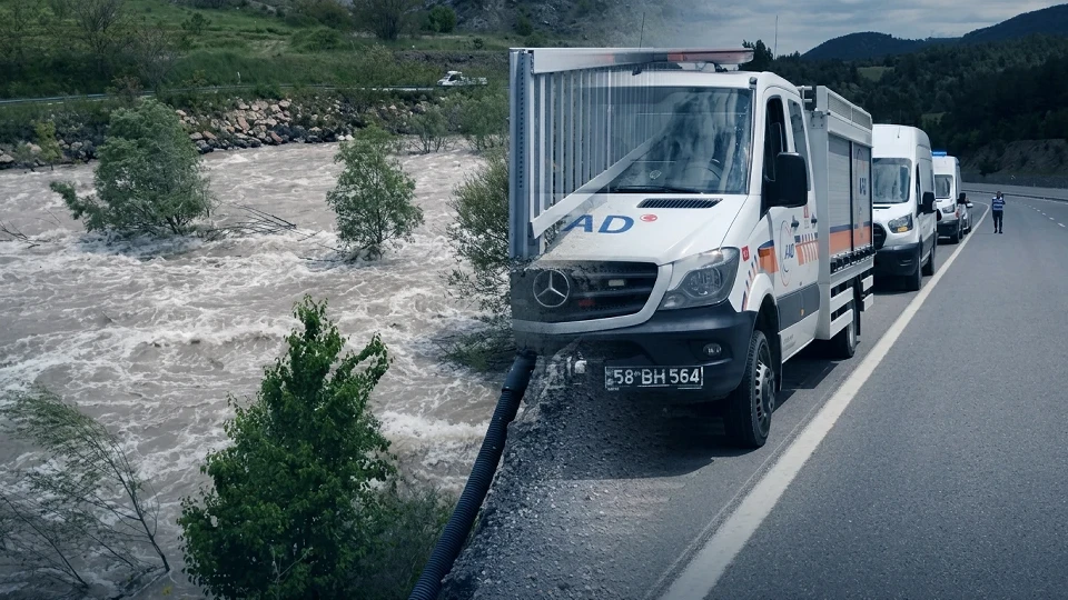 Sivas'ta ölümlü trafik kazası: Kurtulan 18 yaşındaki genci nehirde arama çalışması başladı | Güncel Haberler
