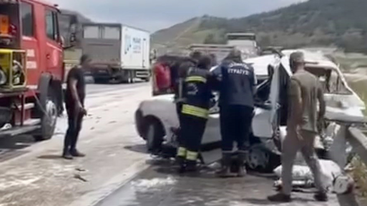 TAG Otoyolda ölümcül kaza: TIR’ın çarptığı otomobil bariyere ok gibi saplandı: 2 ölü