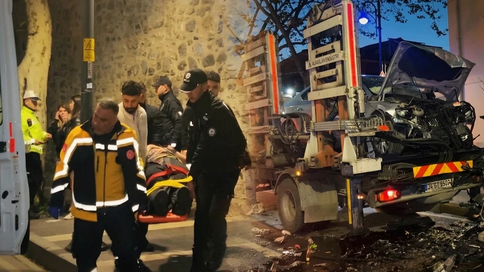 Beşiktaş Çırağan Caddesi'nde iki otomobil kafa kafaya çarpıştı: 9 kişi yaralandı