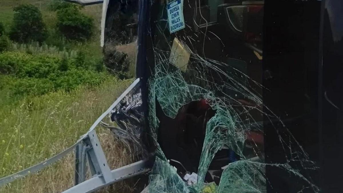 İSTANBUL-İZMİR OTOYOLU YOLCU OTOBÜSÜ KAZASI: Otobüs kazasında ölen var mı, kaç yaralı var? Otobüs kazası nerede oldu? 18 Mayıs otobüs kazası son dakika yaralananlar listesi!