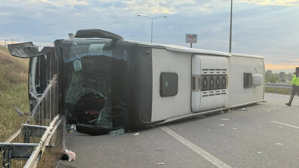 İstanbul-İzmir Otoyolu’nda feci kaza: Yolcu otobüsü devrildi, 25 yaralı var!