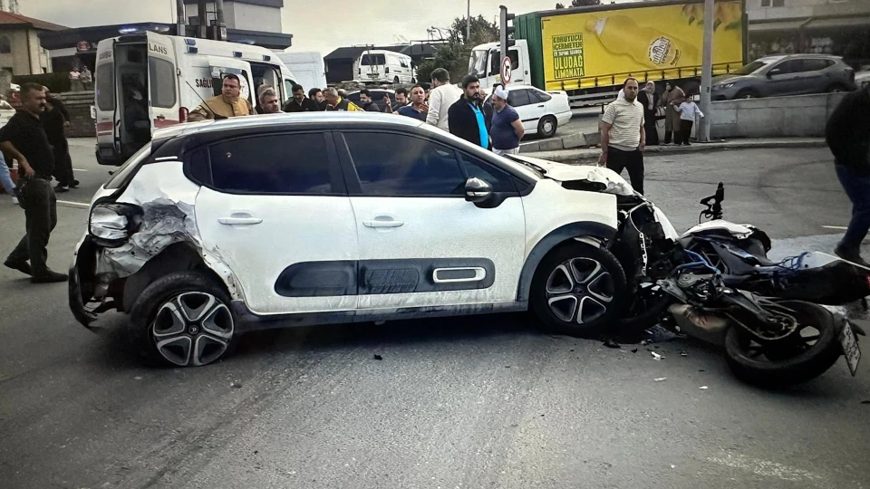 Karşı şeride geçen araç motosiklete çarptı kaza anı kamerada