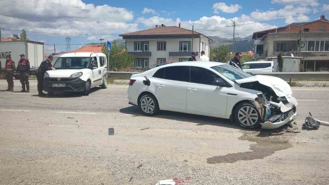 Malatya’da Korkutan Kaza: Tali Yoldan Çıkan Araçla Otomobil Çarpıştı!