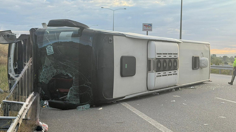 Yolcu otobüsü otobanda kontrolden çıkıp devrildi: 36 yaralı